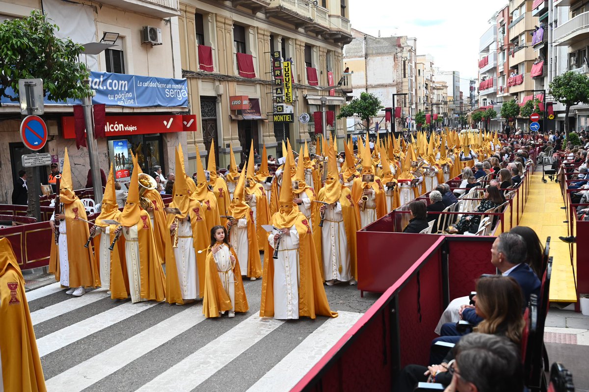 aytolinares's tweet photo. ⚪✝️ SANTA CENA
@CenayPaz pudo realizar su estación de penitencia pese a la amenaza de lluvia.

🕯️ La cofradía decidió acortar el inicio del recorrido y miles de personas contemplaron el misterio de Nuestro Señor Jesucristo en su última Cena y el paso de la Virgen de la Paz. https://t.co/SfMsUcOG1J