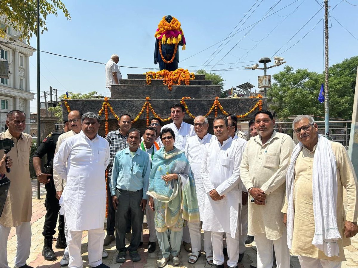 Kumari_Selja's tweet photo. आज सिरसा के अंबेडकर चौक पर भारत रत्न डॉ. भीमराव अंबेडकर जी की प्रतिमा पर माल्यार्पण कर उन्हें उनकी 135वीं जयंती पर श्रद्धा-सुमन अर्पित किए।

बाबा साहब का जीवन हमें संविधान, सामाजिक न्याय और समानता के मूल्यों की रक्षा हेतु निरंतर प्रेरित करता है।

उनका विचार और संघर्ष, आज भी सामाजिक परिवर्तन का सबसे सशक्त मार्गदर्शन है।
