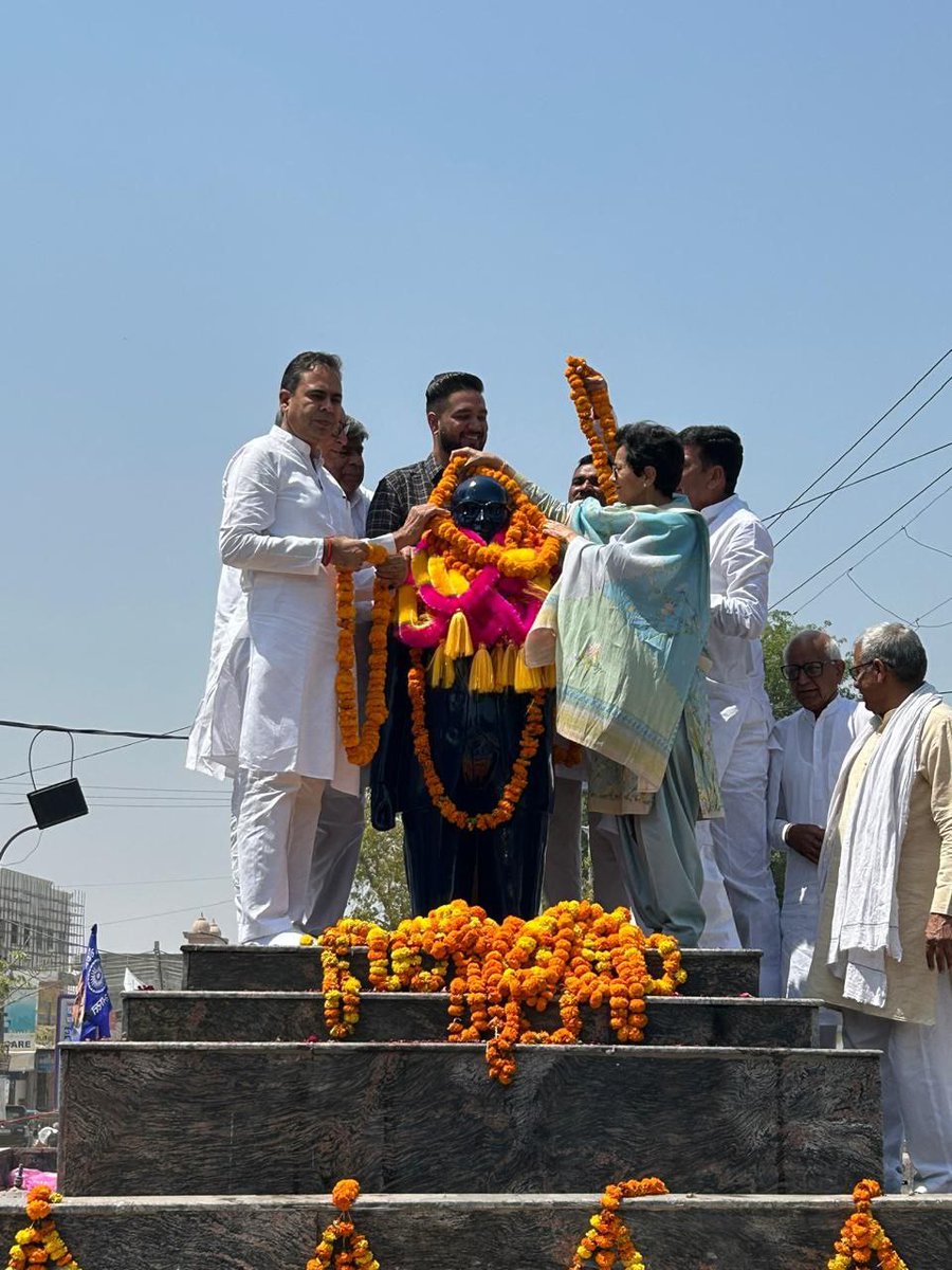 Kumari_Selja's tweet photo. आज सिरसा के अंबेडकर चौक पर भारत रत्न डॉ. भीमराव अंबेडकर जी की प्रतिमा पर माल्यार्पण कर उन्हें उनकी 135वीं जयंती पर श्रद्धा-सुमन अर्पित किए।

बाबा साहब का जीवन हमें संविधान, सामाजिक न्याय और समानता के मूल्यों की रक्षा हेतु निरंतर प्रेरित करता है।

उनका विचार और संघर्ष, आज भी सामाजिक परिवर्तन का सबसे सशक्त मार्गदर्शन है।