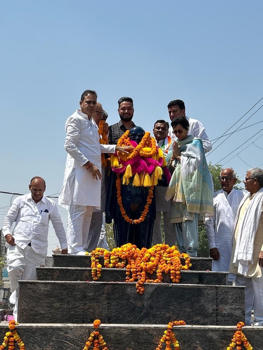 Kumari_Selja's tweet photo. आज सिरसा के अंबेडकर चौक पर भारत रत्न डॉ. भीमराव अंबेडकर जी की प्रतिमा पर माल्यार्पण कर उन्हें उनकी 135वीं जयंती पर श्रद्धा-सुमन अर्पित किए।

बाबा साहब का जीवन हमें संविधान, सामाजिक न्याय और समानता के मूल्यों की रक्षा हेतु निरंतर प्रेरित करता है।

उनका विचार और संघर्ष, आज भी सामाजिक परिवर्तन का सबसे सशक्त मार्गदर्शन है।