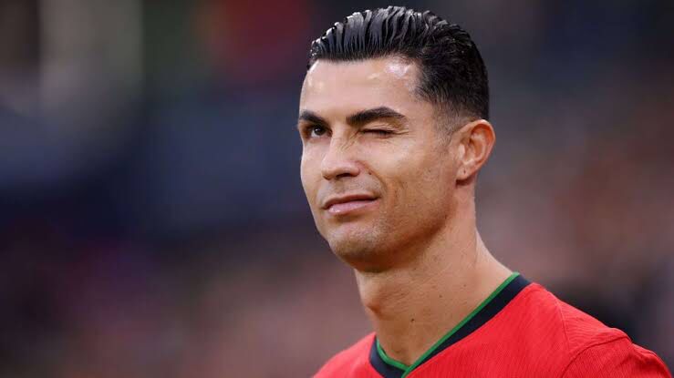 B3Girisim's tweet photo. Cristiano Ronaldo film stüdyosu kurdu 🎥
Dünyaca ünlü Portekizli futbolcu Cristiano Ronaldo, sinemanın çarpıcı isimlerinden yönetmen Matthew Vaughn ile güçlerini birleştirerek UR-MARV isimli bağımsız bir film stüdyosu kurdu... https://t.co/UWo8eyukBh