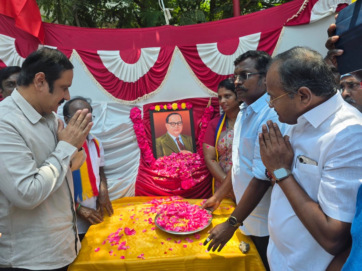 draramadoss's tweet photo. பாட்டாளி மக்கள் கட்சியின் கொள்கை ஆசான்களில் ஒருவரான, சட்டமேதை அண்ணல் அம்பேத்கர் அவர்களின் 135 -ஆம் பிறந்தநாளையொட்டி, சென்னை - பெருங்குடியில் உள்ள அவரது திருவுருவ சிலைக்கு மாலை அணிவித்து, மரியாதை செலுத்திய போது.! https://t.co/CxYHuKcslQ
