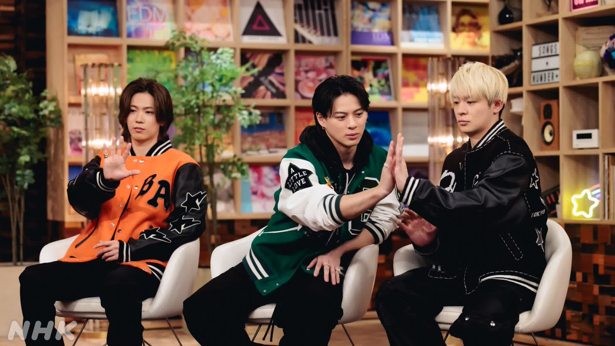 nhk_songs's tweet photo. 【#SONGS #Number_i 】
  ⚠今夜の再放送 時間変更 ⚠

4/15(火)0:40～（※月曜深夜🌙）
編成上の都合で5分遅れの今夜24:40～になります。時間予約してる方、気をつけて！

トーク中のほっこりカットあげておきます😊

再放送を待ちきれないみなさま
NHKプラスもどうぞ⬇🫠⬇
https://t.co/8aCBYFcpcg https://t.co/Sqg8V3cKx3