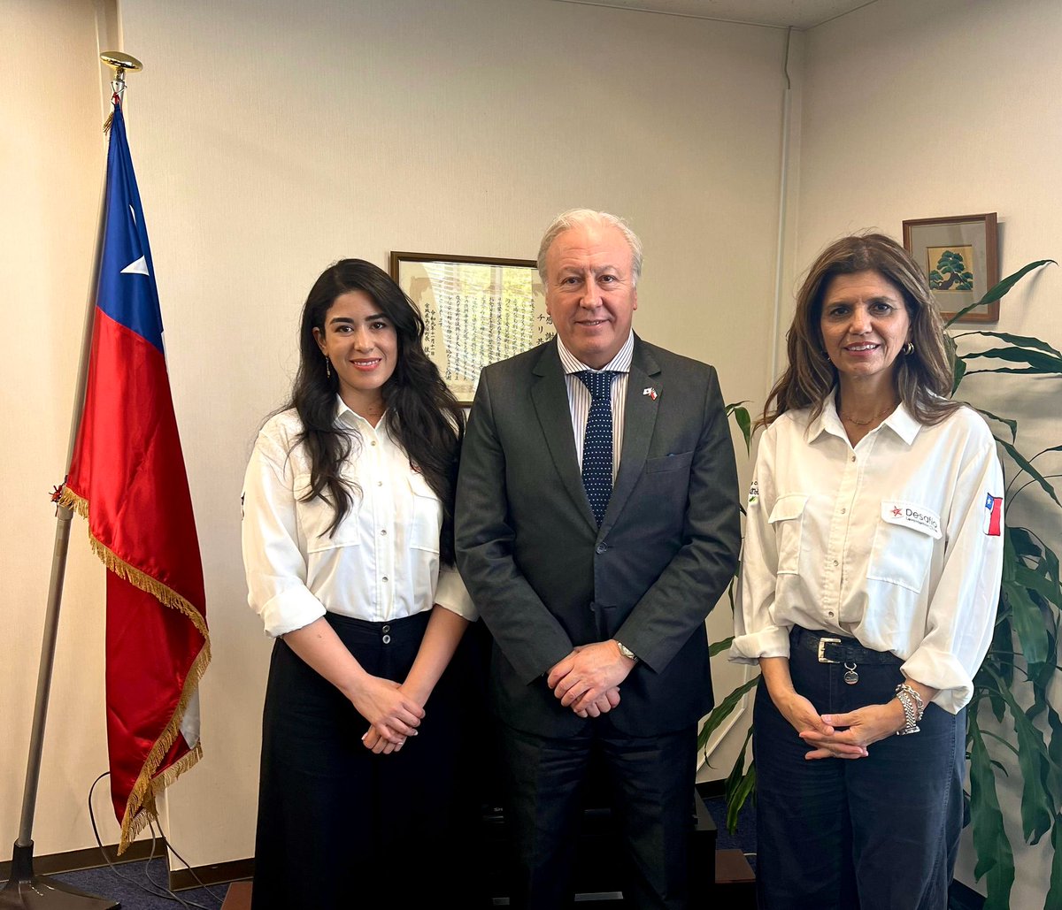 Chile en Japón / Chile in Japan (@embchilejapon) on Twitter photo Un agrado recibir a las representantes de <a href="/DesafioChile/">Desafío Levantemos Chile</a> , quienes en su visita nos expresaron su interés de aprender de la experiencia de 🇯🇵 en la respuesta a desastres naturales y metodologías de aprendizaje basadas en matemáticas. Un agrado recibir a las representantes de <a href="/DesafioChile/">Desafío Levantemos Chile</a> , quienes en su visita nos expresaron su interés de aprender de la experiencia de 🇯🇵 en la respuesta a desastres naturales y metodologías de aprendizaje basadas en matemáticas.