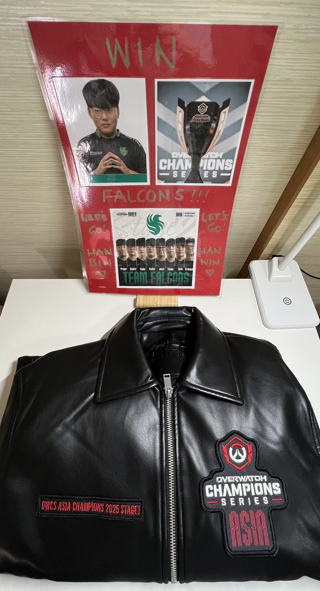 cinnamoringo's tweet photo. Got my preorder yesterday~ Just in time for my birthday!🎈🎉

OWCS ASIA × HEVETS Champions Jacket  🎈It’s so soft! 🥰

I love FLC (Dallas Fuel)~ Especially #HanBin x #Stalk3r 💚 

#HEVETS
#OWCSASIA2025
#TeamFalcons
#FLCWIN https://t.co/oHwnH6n1Sh