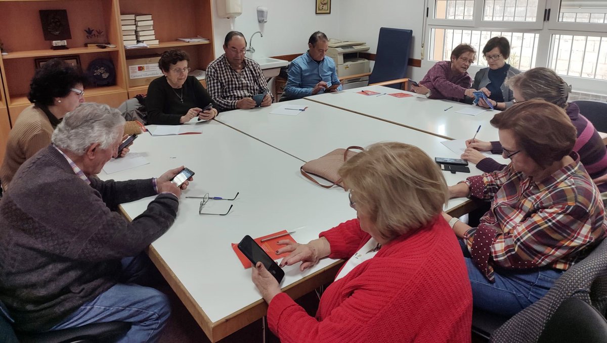 IncisoES's tweet image. 📲𝐋𝐨𝐬 𝐌𝐚𝐲𝐨𝐫𝐞𝐬 𝐅𝐨𝐫𝐦𝐚𝐧 𝐥𝐚 𝐑𝐞𝐝 en los municipios conquenses de San Clemente y Quintanar del Rey.
Taller &quot;𝐒𝐚𝐜𝐚 𝐩𝐚𝐫𝐭𝐢𝐝𝐨 𝐚 𝐭𝐮 𝐒𝐦𝐚𝐫𝐭𝐩𝐡𝐨𝐧𝐞&quot;, para facilitarles la vida, hacer gestiones y comunicarse 

#einclusión @gobjccm @BienestarCLM