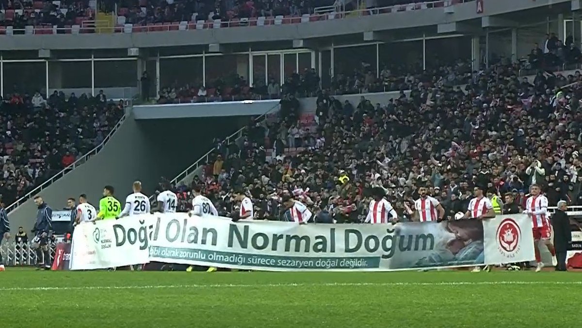 11 tane erkek, %95’i erkek olan seyircilere “doğal olan normal doğum” pankartı açıyor. Kendilerini zerre ilgilendirmeyen bir konuda fikir belirtirken vajinal doğum bile diyemiyorlar. İnanılmaz bir akıl tutulması.