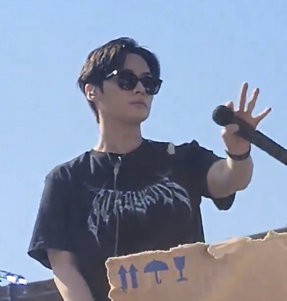 userlinoring's tweet photo. I CANT DO THIS ANYMORE WHY IS HE THE HOTTEST MAN EVER https://t.co/Co0YHvuXHA
