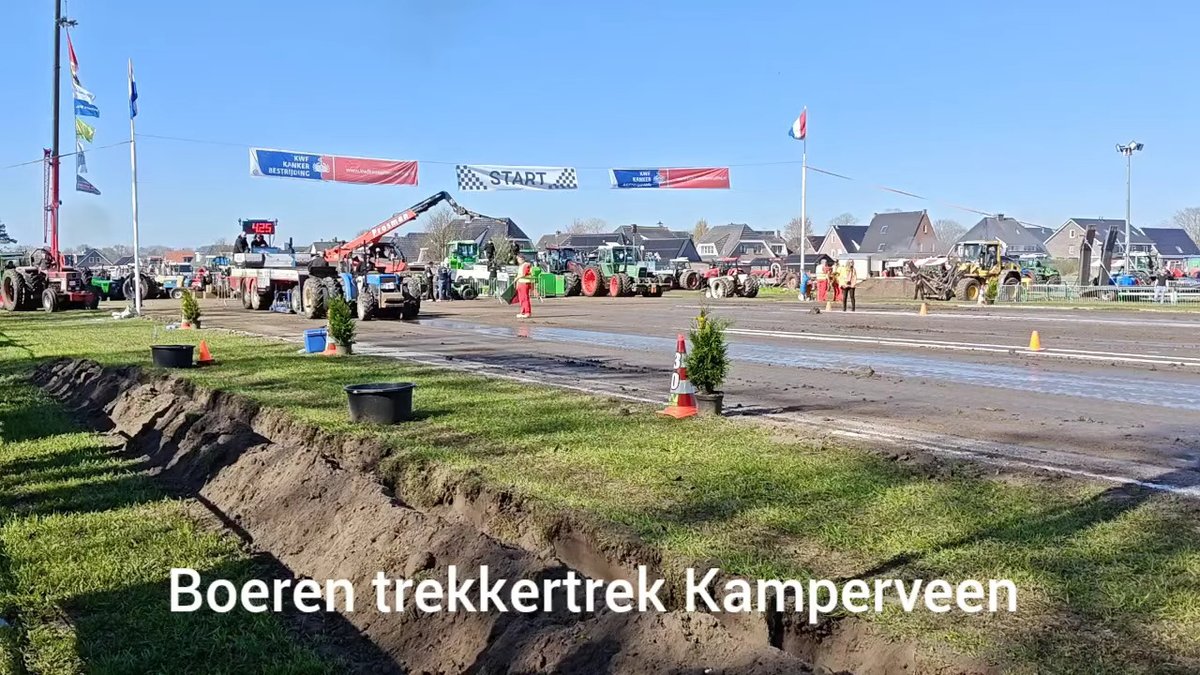 Zwarte rookwolken bij Boeren Trekkertrek in Kamperveen