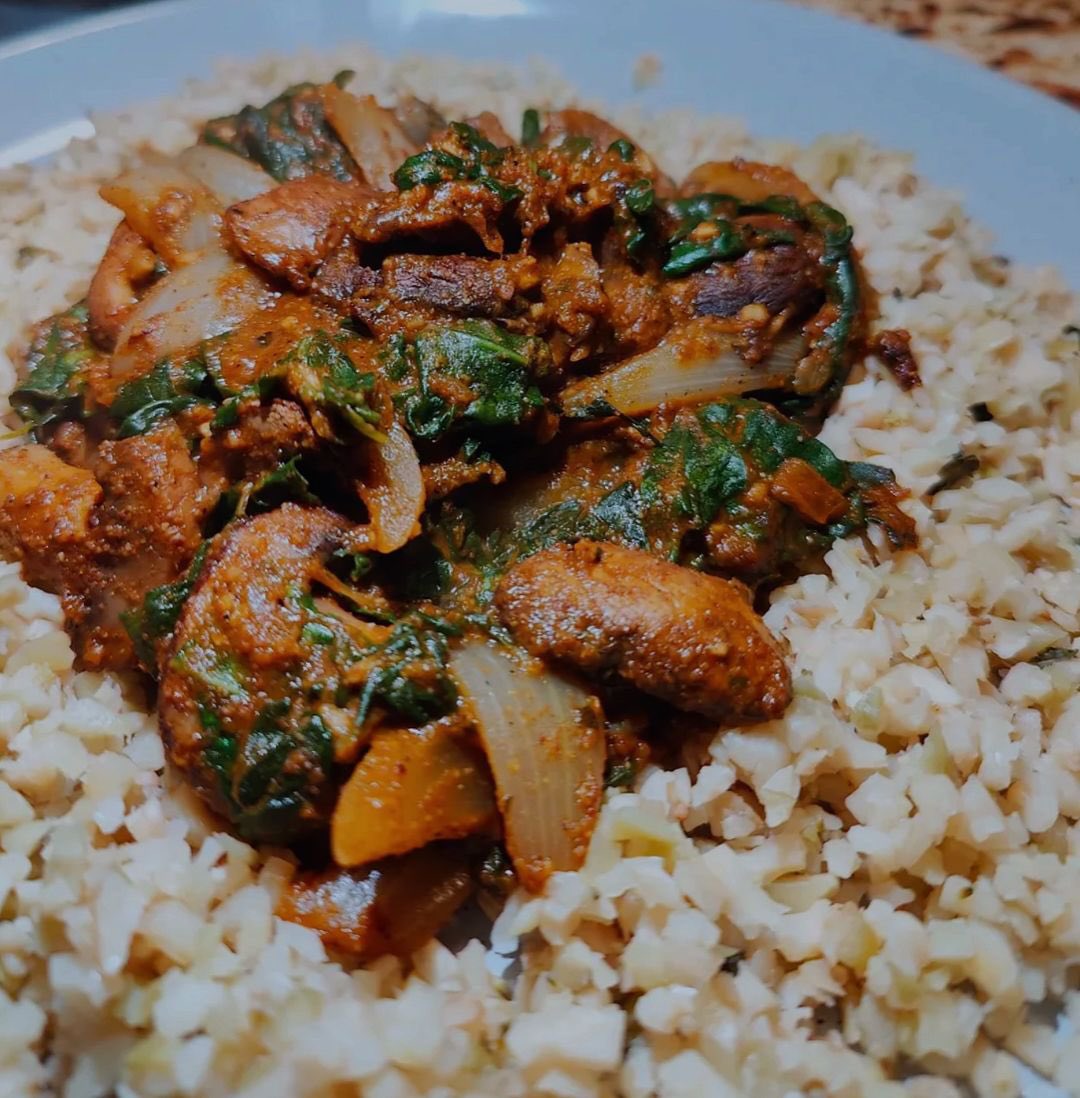 This Mushroom Madras recipe! from @heretodayvegantomorrow is one of their favourite things to make - and now you can too 👌
It’s super quick, super tasty but be careful it’s extra spicy!!! Serve with <a href="/fullgreen/">حسين</a>.official cauliflower rice to keep those carbs low…