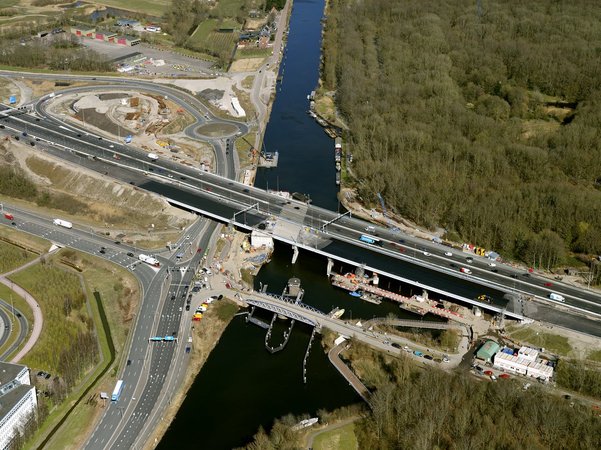 🚧 Update Schipholbrug
Tijdens een veiligheidstest in de nacht van 10 op 11 april is schade ontstaan aan de tandwielkast van het noordelijke brugdek van de Schipholbrug. Hierdoor kan de brug op dit moment niet veilig bediend worden. De schade wordt onderzocht en hersteld.