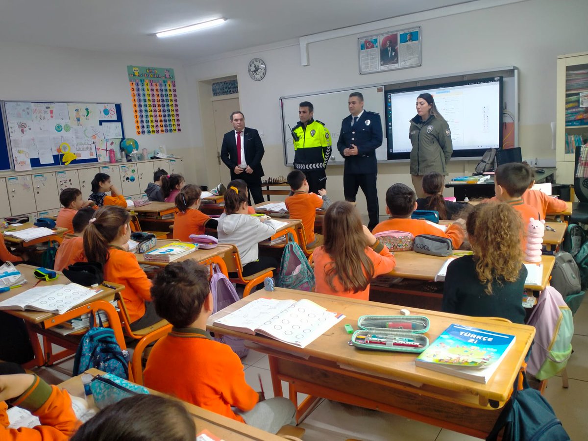 Türk Polis Teşkilatı'nın 180. Kuruluş Yıl Dönümü ve Polis Haftası Etkinlikleri kapsamında polislerimiz okulumuzu ziyaret ettiler ve öğrencilerimize görevleri hakkında bilgi verdiler. 
<a href="/sinopilmem/">Sinop Milli Eğitim Müdürlüğü</a> <a href="/EmniyetSinop/">Sinop Emniyet Müdürlüğü</a>
