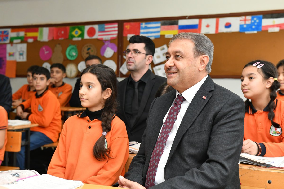 🔵 Şanlıurfa’da, zorunlu eğitim çağındaki öğrencilerimizin okula devamını sağlamak amacıyla yürüttüğümüz çalışmalar sonuç veriyor…

🟢 Eğitim yılı başından itibaren yapılan çalışmalarla, özellikle velilerimizin eğitim süreçlerine katılımını sağlayarak 4 bine yakın çocuğumuzu