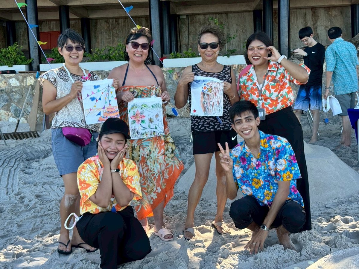 PlusPropertyTH's tweet photo. #BeautifulCommunity 💦⛱️ วันหยุดยาวแบบนี้ พลัสฯ พร้อมใจจัดกิจกรรมหลากหลายให้กับลูกบ้าน ทั้งกิจกรรมก่อเจดีย์ทราย เพ้นท์กระเป๋าผ้าน่ารักๆ บรรยากาศอบอวลด้วยเสียงหัวเราะ และการพบปะที่เต็มไปด้วยความสุข ทุกกิจกรรมเกิดขึ้นจากความตั้งใจของเราที่จะดูแลและเติมพลังใจให้ทุกครอบครัว💕 https://t.co/tD92nFjBMi