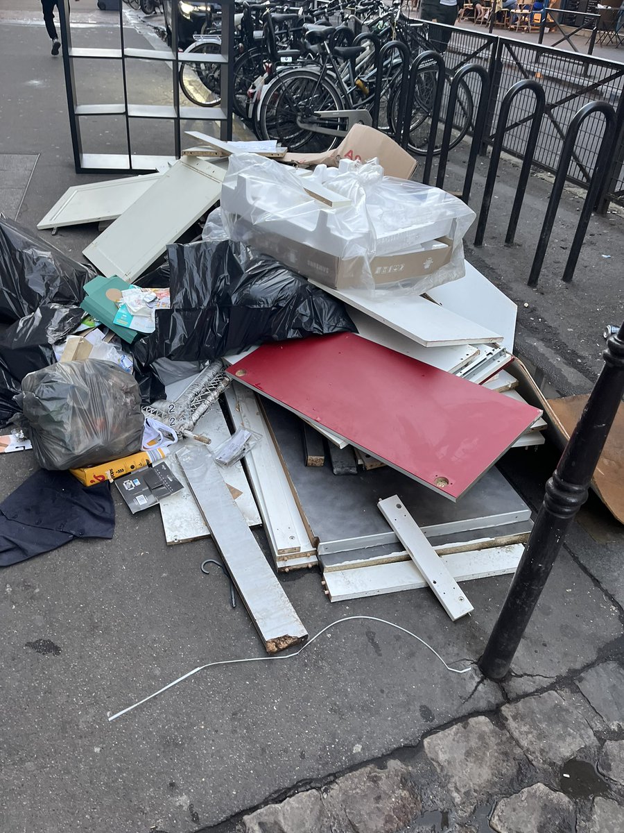 Et le lundi matin tjrs rue du Fbrg St denis #paris 10 le meme tas depuis 3 jours malgre x signalements sur dansmarue. Il faut attendre que ce tas grossisse jusque qd pr que vs interveniez???  <a href="/ACORDEBARD/">Alexandra Cordebard</a> <a href="/Mairie10Paris/">Mairie du 10e</a> #saccageparis