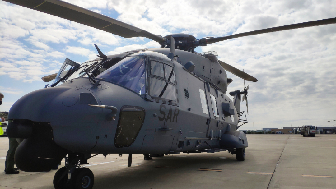 EjercitoAire's tweet photo. ¡Buenos días, aviadores!💥

Empezamos la semana con la misma fuerza que los NH-90 Lobo del 803 Escuadrón, siendo el Ala 48 quien los custodia en la Base Aérea de Cuatro Vientos.

¡A por el lunes, vamos! 🙆🚁 https://t.co/oJ0VfWJ0Bv