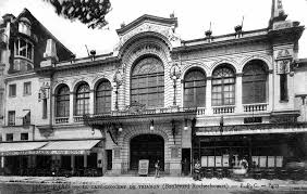 merlinpapin3's tweet photo. .@FredOL69007 @tbarnaud Aujourd’hui, dans le cadre des Cinémas de Quartier qui ont forgé ma cinéphilie, je voudrais vous parler d’un lieu mythique de Paris : #LeTrianon.
Situé boulevard de Rochechouart, à deux pas du métro Anvers, le Trianon est aujourd’hui classé à l’inventaire des Monuments Historiques. Mais pour moi, il représente avant tout un moment de vie, un lieu que je fréquentais assidûment lorsqu’il était encore exploité comme salle de cinéma.
Il y avait alors une drôle de proximité avec l’Élysée Montmartre, haut lieu du catch français dans les années 60-70. Aujourd’hui, cette partie de Paris attire une jeunesse branchée, avide de concerts (Indochine, BB Brunes, Stromae), de spectacles modernes et de stand-up. Mais il fut un temps où l’ambiance était toute autre.
Le Trianon voit le jour en 1894, conçu comme un théâtre à l’italienne, avec ses deux balcons, ses hauts plafonds et ses piliers qui couraient tout au long de la salle. Il pouvait accueillir près de 1 000 personnes, dans une configuration large et profonde, à mille lieues des “cages à lapins” que nous imposent certains multiplexes actuels.
Il s’appelait à l’origine Trianon-Concert, avant de changer plusieurs fois de nom. Un incendie majeur l’endommagea, ainsi qu’une partie de son voisinage, mais il fut reconstruit et rouvrit ses portes en 1902. Avant la Première Guerre mondiale, il se spécialisa dans le music-hall avec des artistes comme Fréhel, Guibert ou Pierre Dac.
Puis, pendant plus de 40 ans, ce fut un cinéma. Un des plus réputés de la capitale. Sa proximité avec Pigalle et les pentes de Montmartre attirait un public nombreux, qui appréciait la grandeur de la salle et son immense écran. Dans son agencement à deux balcons, il évoquait le Grand Rex, bien que dans une autre ambiance. Escaliers et coursives y ajoutaient une vraie majesté.
Moi, je l’ai connu dans les années 70, quand je suis arrivé dans le quartier avec ma mère et mon frère. Ma mère venait de s’y installer, et quelle chance : une dizaine de cinémas autour de la maison ! Une autre époque. Une faune colorée, bon enfant, entre la place Clichy et Barbès, avec tous ces cinémas alignés presque du même côté de la rue, très fréquentés par des jeunes comme moi.
Au Trianon, on voyait beaucoup de films d’aventure. Pas des avant-premières, non, mais peu importait. Le cinéma s’était spécialisé dans les films de kung-fu, alors en plein essor, et que l’on découvrait avec les yeux écarquillés. Comme on avait découvert les westerns spaghetti quelques années plus tôt. Bruce Lee, Franco Nero, Terence Hill, Bud Spencer... c’était du vrai cinéma de quartier. Pas besoin de réfléchir, juste vibrer.
Pas des chefs-d’œuvre, d’accord. Mais combien d’acteurs devenus célèbres ensuite y avons-nous découverts ? Clint Eastwood, Charles Bronson, Lee Van Cleef… Tous passaient par là, par ce grand écran un peu fatigué, mais fidèle.
Une petite part de ma passion pour le cinéma s’est construite là, dans cette salle populaire, dans cette ambiance unique. C’était un lieu d’évasion, un peu magique, un peu brut.
Au milieu des années 80, le Trianon ferma comme tant d’autres salles alentour. Mais lui, il eut la chance de ne pas devenir un multiplexe. Il conserva ses dorures, ses balcons, ses volumes. Et lorsqu’il fut racheté, on en fit un des hauts lieux de la culture parisienne : concerts, spectacles, événements… Il rejoignit alors cette constellation de lieux emblématiques comme l’Élysée Montmartre, la Cigale ou le Divan du Monde.