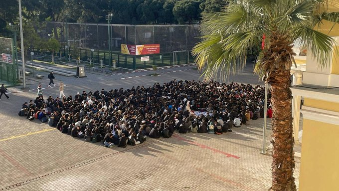 solcugazete60's tweet photo. İzmir Atatürk Lisesi öğrencileri, 50 öğretmenin görevden alınmasını oturma eylemi yaparak protesto etti. https://t.co/3xSWtwiwT0