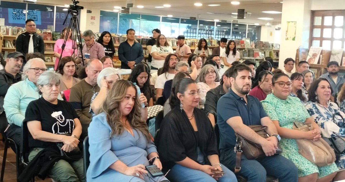 MaquilaDonna's tweet photo. Feliz de haber acompañado a @monicalavin en la presentación de su maravilloso libro de cuentos El lado salvaje, luego de la presentación de Supermaquila, mi más reciente publicación. Fiesta de los libros UACJ https://t.co/kfZO1ElUjc