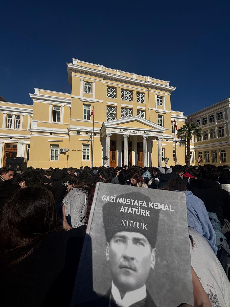 Nazsen4's tweet photo. #ogretmenimedokunma 
#İzmirAtaturkLisesi
İzmir Atatürk Lisesi öğrencilerinin sessiz çığlığı 👏👏👏 https://t.co/9byuKEGNkh