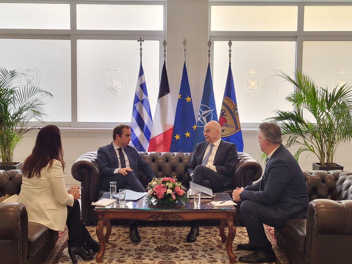 Arrivée du ministre de la défense <a href="/SebLecornu/">Sébastien Lecornu</a>, accueilli par son homologue grec <a href="/NikosDendias/">Nikos Dendias</a> - pour saluer la qualité du partenariat et de la coopération franco-grecs 🇫🇷🇬🇷
<a href="/Armees_Gouv/">Ministère des Armées et des Anciens combattants</a> <a href="/Hellenic_MOD/">Υπουργείο Εθνικής Άμυνας</a> 
Ο Υπουργός Άμυνας S. Lecornu έγινε δεκτός από τον Έλληνα ομόλογό του Ν. Δένδια.