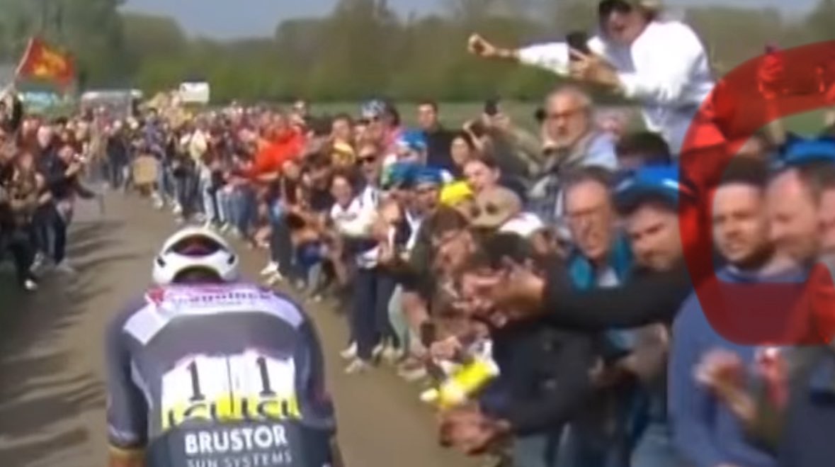 Ce connard de profil qui lance un bidon lors de #ParisRoubaix , j’espère qu’il prendra bien cher. #