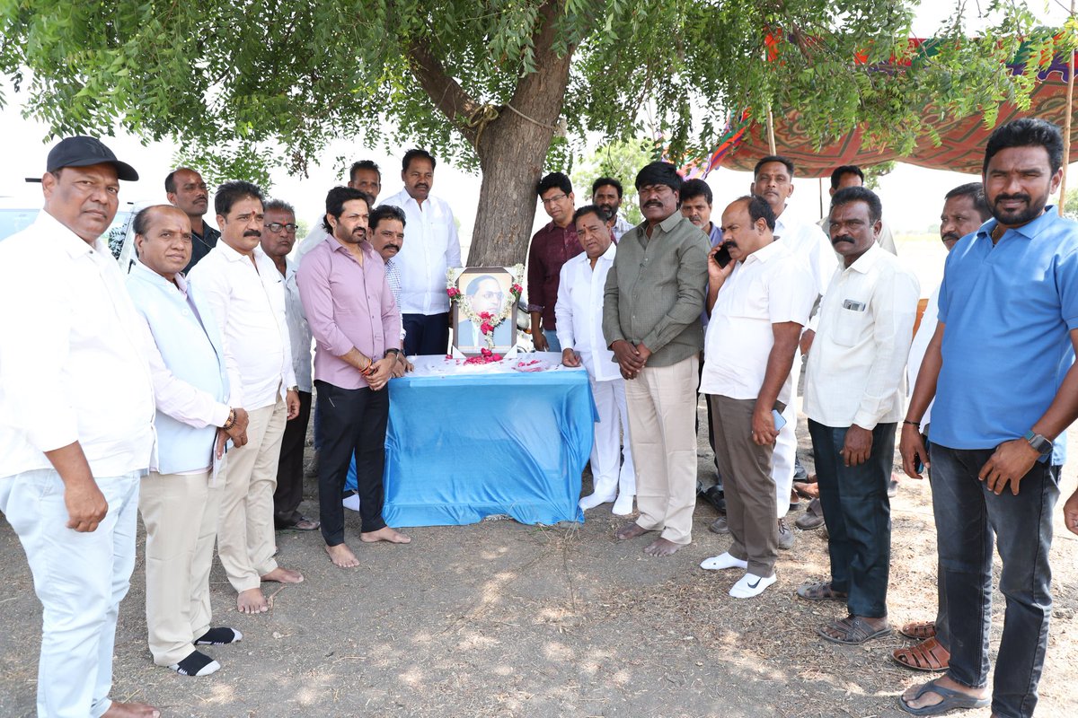 హన్మకొండ: 

అంబేద్కర్ జయంతి సందర్భంగా బీఆర్ఎస్ రజతోత్సవ సభాస్థలి వద్ద ఆ మహనీయుని చిత్రపటానికి బీఆర్ఎస్ ముఖ్య నాయకులతో కలిసి పూలమాల వేసి నివాళులు అర్పించడం జరిగింది.

#AmbedkarJayanti