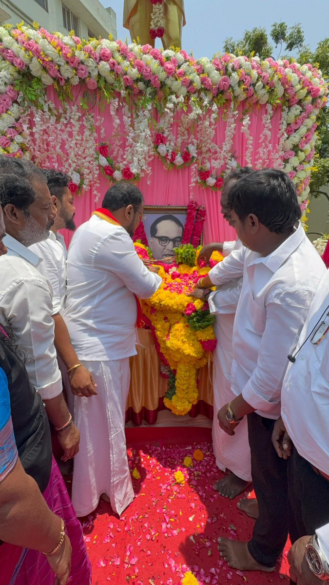 royapuram_navin's tweet photo. நமது தமிழக வெற்றிக் கழகத்தின் கொள்கைத் தலைவரான அண்ணல் அம்பேத்கர் அவர்களின் 135ஆவது பிறந்த நாளையொட்டி, சென்னையில் உள்ள அவரது திருவுருவச் சிலைக்கு மாலை அணிவித்து மரியாதை செலுத்தினேன்.

@TVKVijayHQ @BussyAnand 
#TVKForTN 
#தமிழகவெற்றிக்கழகம் https://t.co/ugn2C2aZWS