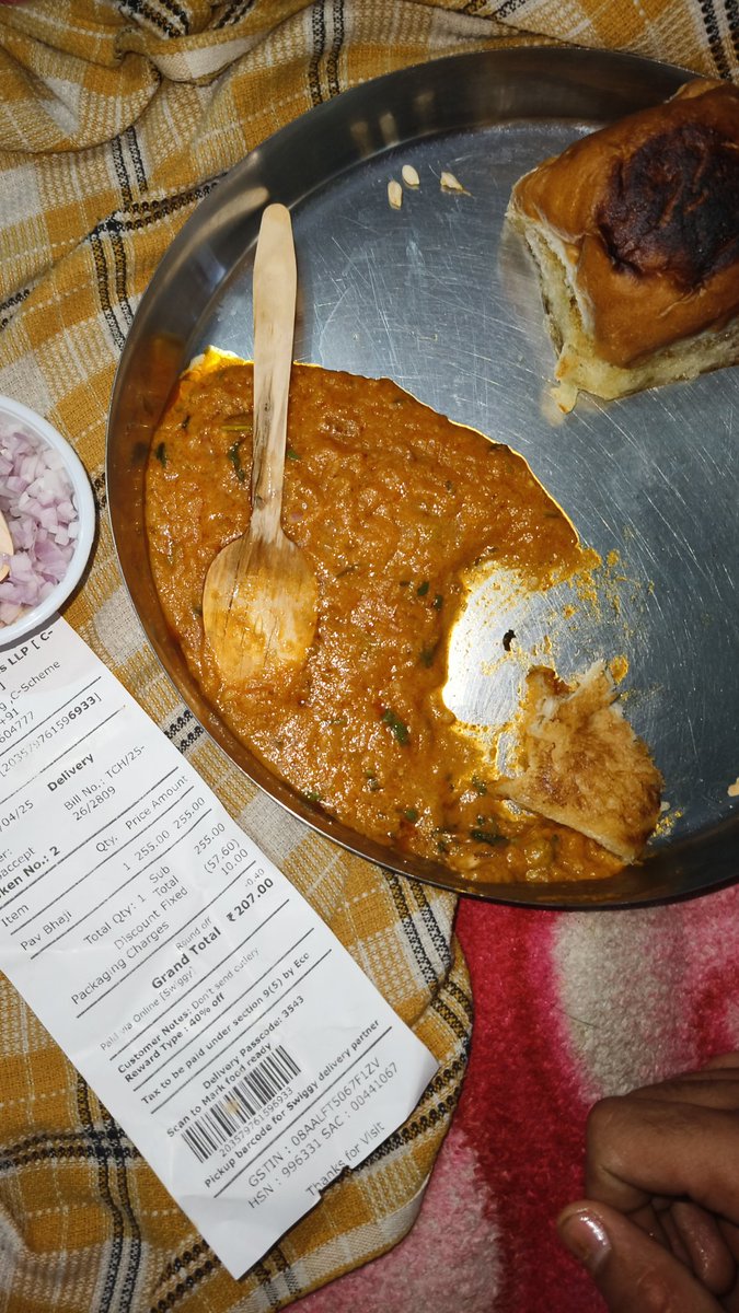 Amitbasna's tweet photo. I had ordered food from Swiggy to eat Pav Bhaji but there was a dead fly in the bhaji and Swiggy is not giving any response 
#swiggy
#jaipurswiggy
#rajasthanswiggy https://t.co/2l0zvhlr0j