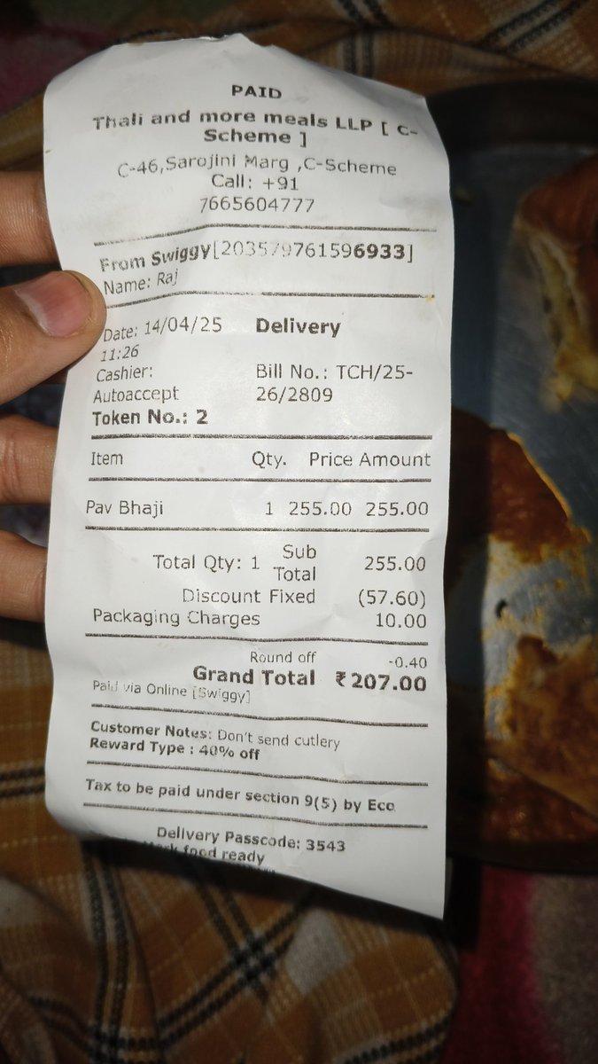 Amitbasna's tweet photo. I had ordered food from Swiggy to eat Pav Bhaji but there was a dead fly in the bhaji and Swiggy is not giving any response 
#swiggy
#jaipurswiggy
#rajasthanswiggy https://t.co/2l0zvhlr0j