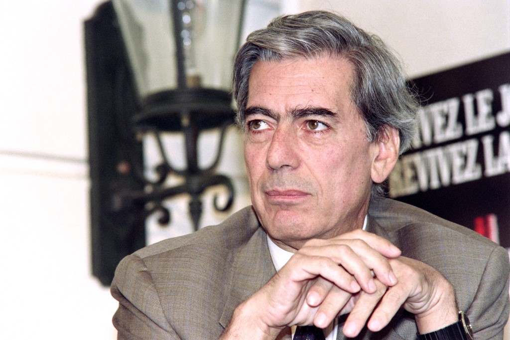 madelen_ina's tweet photo. Il fut un temps, en 1993 exactement, où trois grands écrivains échangèrent librement sur un plateau de Bernard Pivot. Ils s'appelaient Mario Vargas Llosa, Salman Rushdie et Umberto Eco. Une émission exceptionnelle à revoir ici >>> https://t.co/17eWxgZdsN https://t.co/WfeTRYwm8J