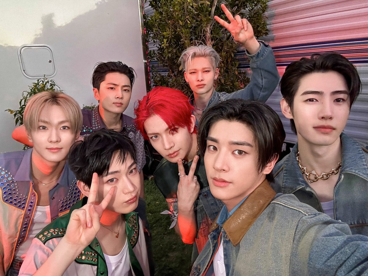 simjaeuni's tweet photo. jake and his "me and the girls" type of pics https://t.co/RjyeJ81cqr