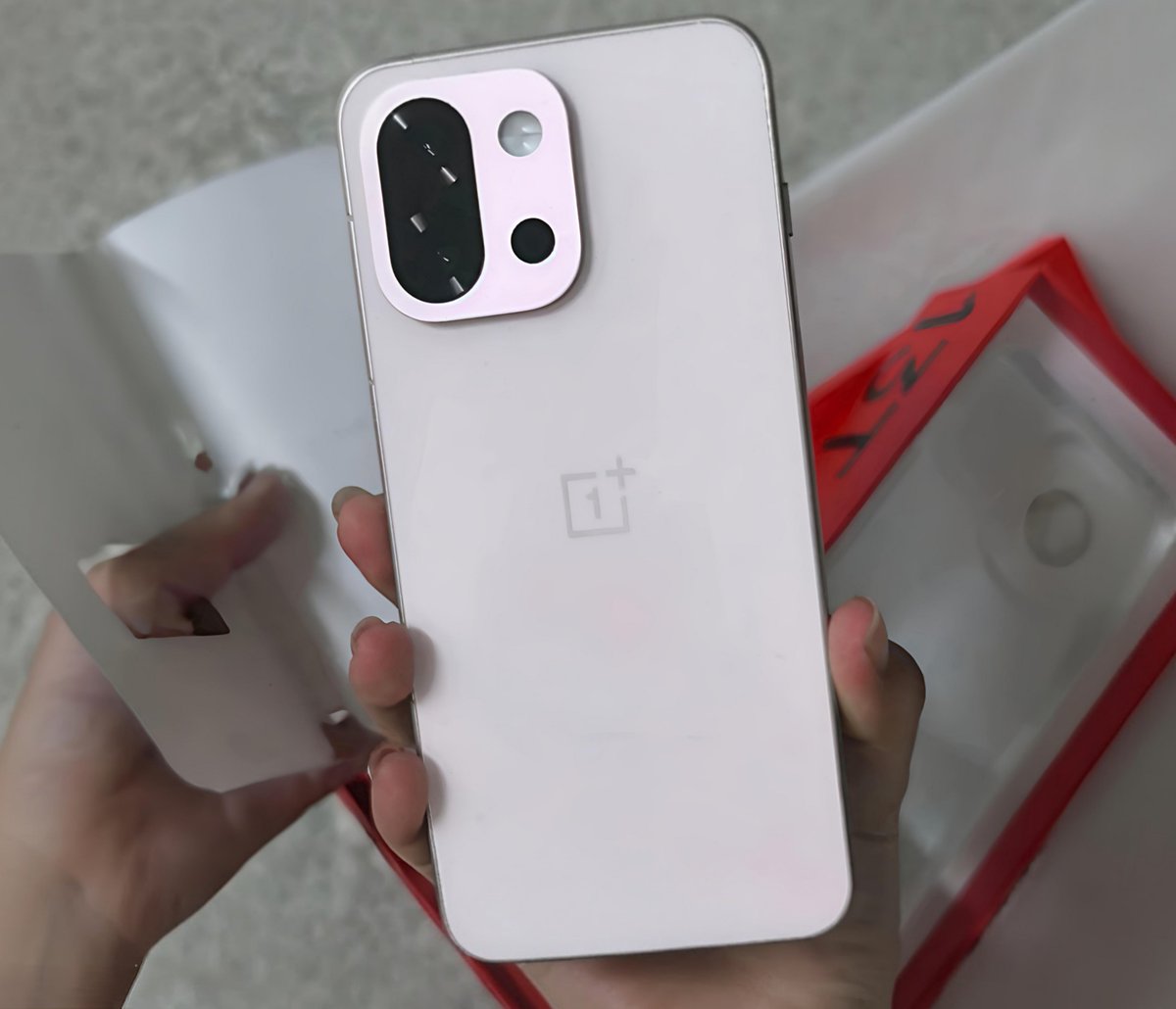 TanaysinghT's tweet photo. OnePlus 13T Design and First Look #Oneplus13t #oneplus13mini #oneplus https://t.co/SDWBDsuaQ8