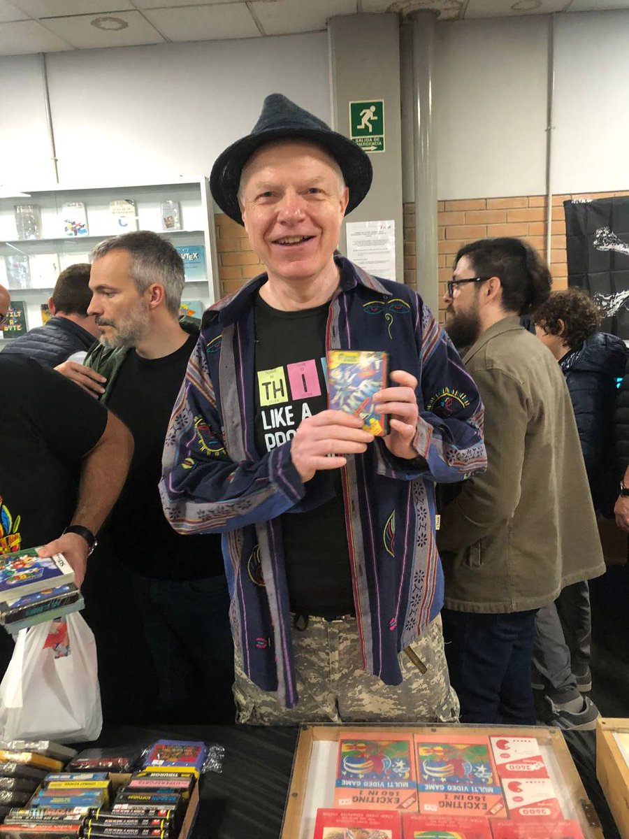 retropolisvlc's tweet photo. Cosas que sólo pueden pasar en RetróPolis: Colin Dooley, autor del juego Valkyr (Gremlin Graphics, 1985), desarrollado en exclusiva para MSX, descubre la obra de su creación en el stand de Vintagenarios, en una edición que desconocía (Erbe Software). ¡Qué menos que obsequiársela! https://t.co/p32oedlaSA