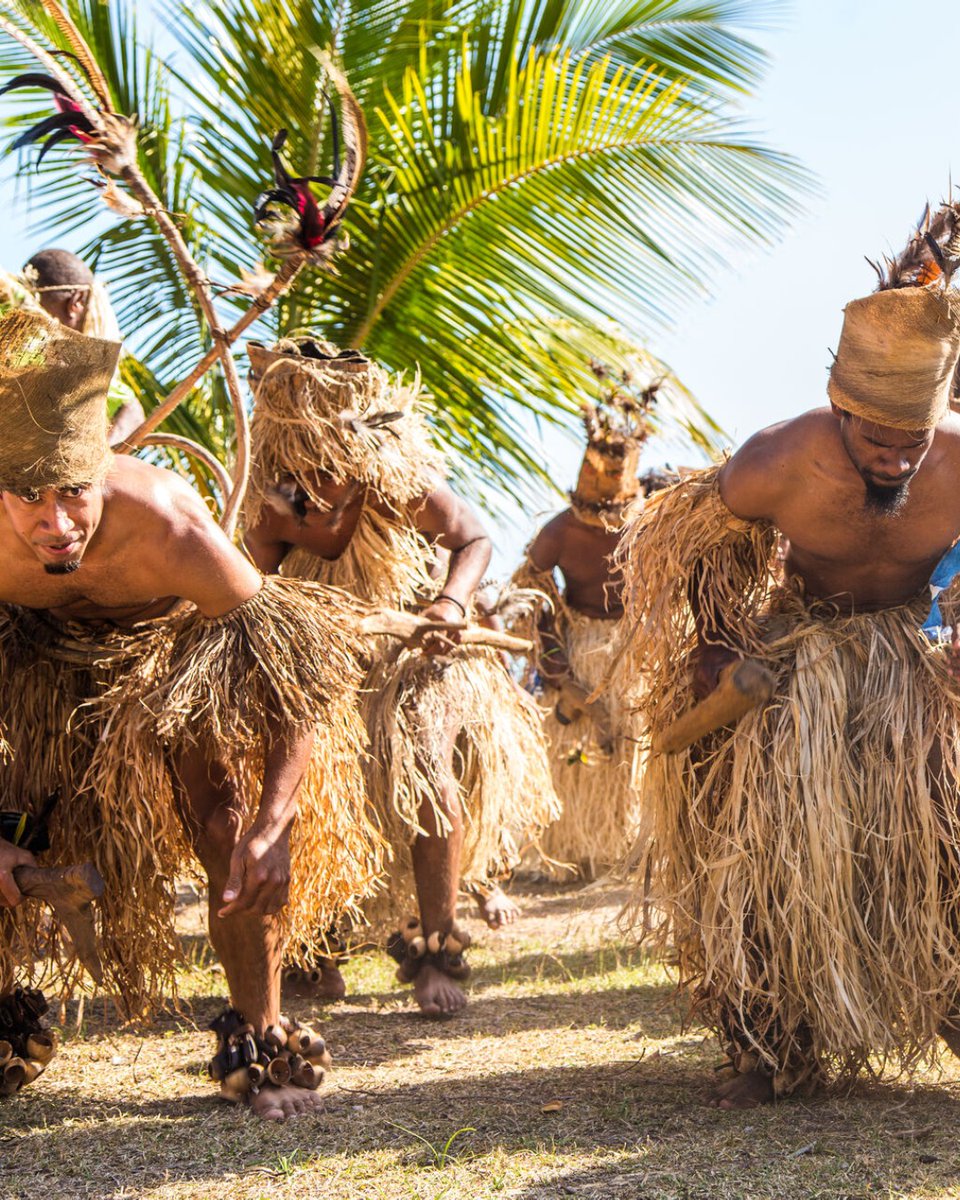 Plongez au cœur de la culture Kanak, un patrimoine vivant et fascinant de la Nouvelle-Calédonie. 🌺

✨ Avez-vous déjà exploré cet héritage ? Partagez votre expérience en commentaire ! ⬇️

#ArtKanak #CultureKanak
📷 © Terres de Lumière / NCT