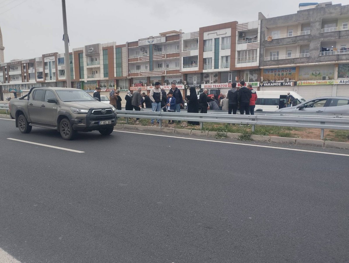 HÜDA PAR Kulp (@hudaparkulp_) on Twitter photo İlçe Başkanımız Mehmet Sekan Gündüz:
"Kulp merkezinde meydana gelen trafik kazasında ağır yaralanan yaşlı kadının durumunu üzüntüyle öğrenmiş bulunmaktayız.
Kendisine Cenab-ı Allah’tan acil şifalar diliyor, ailesine ve yakınlarına geçmiş olsun dileklerimizi iletiyoruz." İlçe Başkanımız Mehmet Sekan Gündüz:
"Kulp merkezinde meydana gelen trafik kazasında ağır yaralanan yaşlı kadının durumunu üzüntüyle öğrenmiş bulunmaktayız.
Kendisine Cenab-ı Allah’tan acil şifalar diliyor, ailesine ve yakınlarına geçmiş olsun dileklerimizi iletiyoruz."