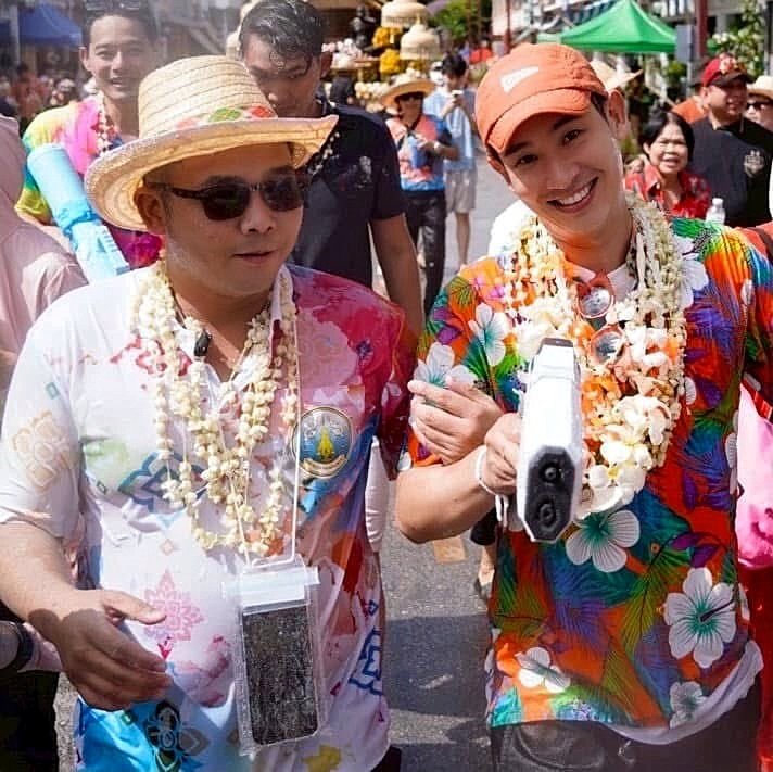 naramon_18's tweet photo. ละพี่ทิมรูปนี้ก็เหมือนเด็กดื้อ  ที่มีพี่เลี้ยงคอยคุมเลยยย เอ็นดูใครก่อนดี พี่ทิมหรือนายกเฮง 🤣🧡🧡 #พิธาลิ้มเจริญรัตน์ #เฮงวีระเดช #อบจลำพูน
#สงกรานต์ลำพูน https://t.co/zJY7ffpYrt