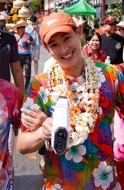 naramon_18's tweet photo. ละพี่ทิมรูปนี้ก็เหมือนเด็กดื้อ  ที่มีพี่เลี้ยงคอยคุมเลยยย เอ็นดูใครก่อนดี พี่ทิมหรือนายกเฮง 🤣🧡🧡 #พิธาลิ้มเจริญรัตน์ #เฮงวีระเดช #อบจลำพูน
#สงกรานต์ลำพูน https://t.co/zJY7ffpYrt