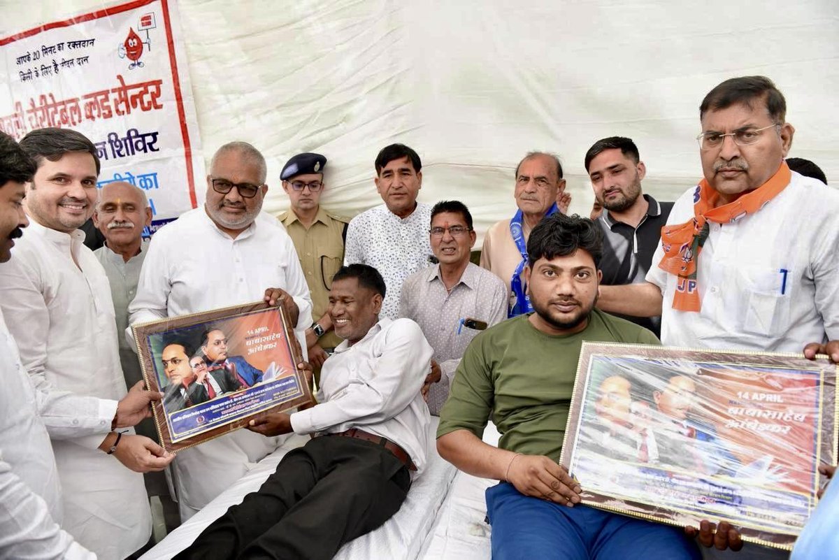 आज खैरथल, अलवर में डॉ. अंबेडकर जयंती के उपलक्ष्य में जाटव समाज द्वारा आयोजित कार्यक्रम में सम्मिलित हुआ। कार्यक्रम में बाबा साहेब की प्रतिमा पर माल्यार्पण किया एवं रक्तदान शिविर में रक्तदान करने वाले युवाओं को सम्मानित किया।

बाबा साहेब का जीवन हमें दूसरों के लिए जीने और शिक्षा