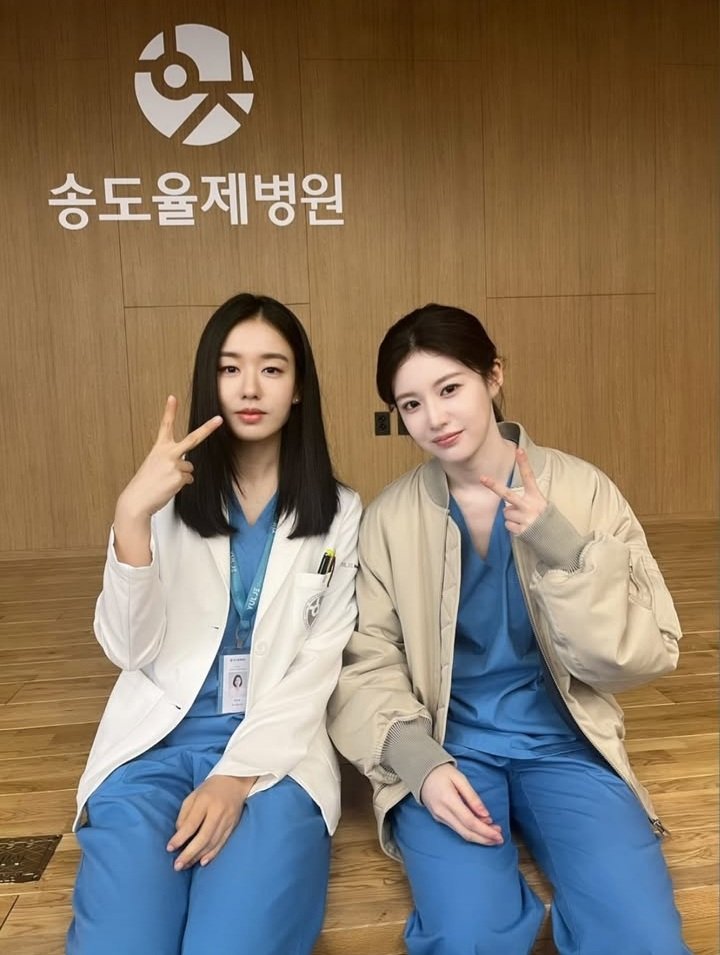 kdrama_menfess's tweet photo. •kdm• 🔥 hospital playlist x resident playbook 🔥

ahn eunjin ig update with go younjung 🤩 https://t.co/ipIMwLXFJf