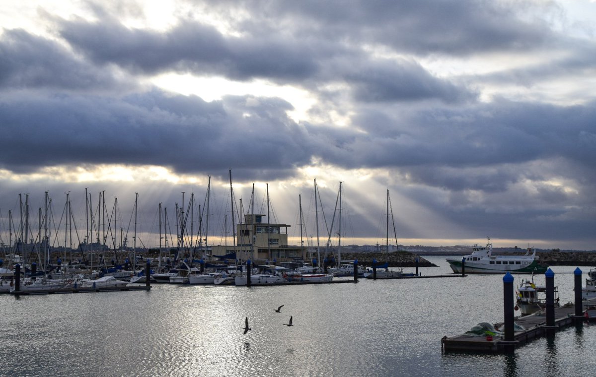 Rayos crepusculares al amanecer por la bahía gaditana desde Rota, feliz día <a href="/tiempobrasero/">Tutiempo</a> <a href="/ElTiempoA3/">El Tiempo de Antena 3</a> <a href="/HimarGonzalez/">Himar González</a> <a href="/lasextameteo/">La Sexta Meteo</a> <a href="/fcocachometeo/">Francisco Cacho</a> <a href="/alvaronavvv/">Álvaro Navarro</a> <a href="/MeteoCanalSur/">MeteoCanalSur</a> <a href="/el_tiempohoy/">El Tiempo Hoy</a> <a href="/RosaliaFdz/">Rosalía Fernández</a>  <a href="/ElTiempo_tve/">El Tiempo en TVE</a> <a href="/abarniol_tve/">Albert Barniol</a> <a href="/slaplana_tve/">Silvia Laplana</a> <a href="/aquilatierratve/">Aquí la Tierra</a> <a href="/objtormentas/">Objetivo Tormenta (David Mancebo)</a>