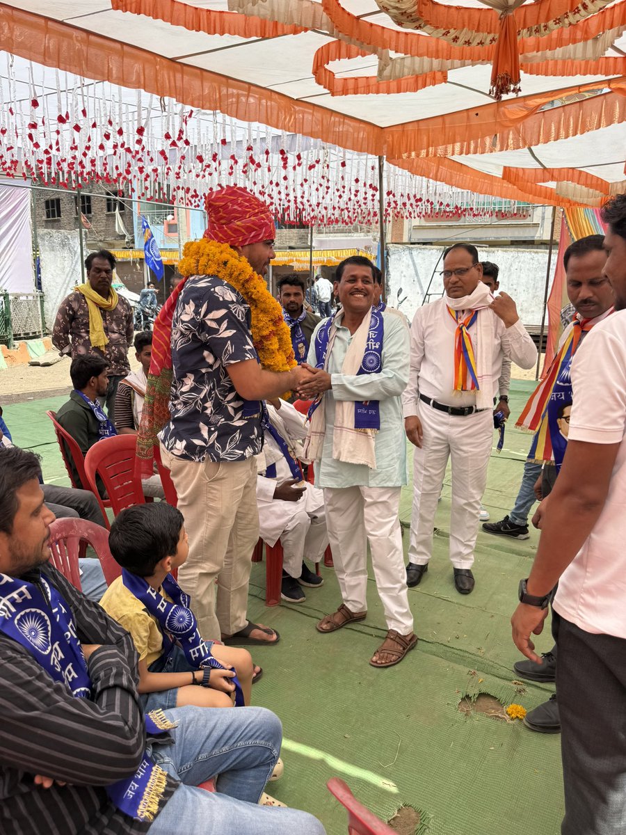 pradumanpenchi's tweet photo. शिक्षा, समानता और न्याय के बल पर सामाजिक क्रांति की नींव रखने वाले बाबासाहेब भीमराव अंबेडकर जी आजीवन वंचितों के अधिकारों के लिए कटिबद्ध रहे। समता, स्वतंत्रता और बंधुत्व पर आधारित संविधान की रचना कर उन्होंने भारत की महान लोकतांत्रिक विरासत को सुदृढ़ आधार प्रदान किया। न्यायपूर्ण और समतामूलक समाज निर्माण की दिशा में बाबासाहेब के विचार आज भी हम सभी को प्रेरणा प्रदान करते हैं।

महान संविधान शिल्पी और करोड़ों देशवासियों के आत्मगौरव के प्रतीक बाबासाहेब भीमराव अंबेडकर जी को उनकी जयंती पर कोटि-कोटि नमन करता हूँ।