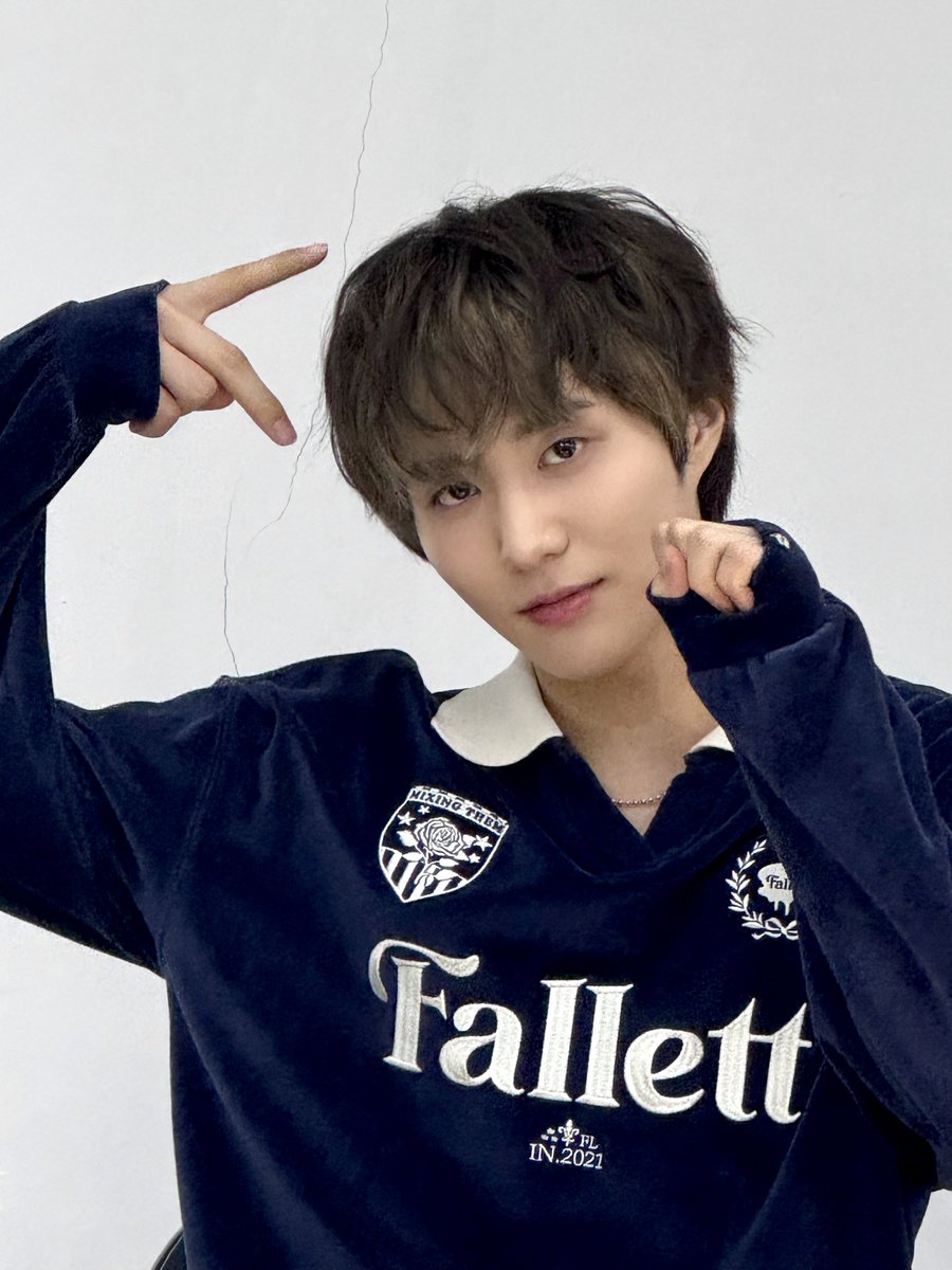 IDOL_ALLDAY's tweet image. ▶ 셀럽 : 이스트샤인 아이엘
▶ 어디 : 250413 공식 트위터
▶ 브랜드 : 맨투맨 - 팔렛(FALLETT)
▶ 모델명 : 벨로아 카라 맨투맨 네이비

#EASTSHINE #IEL