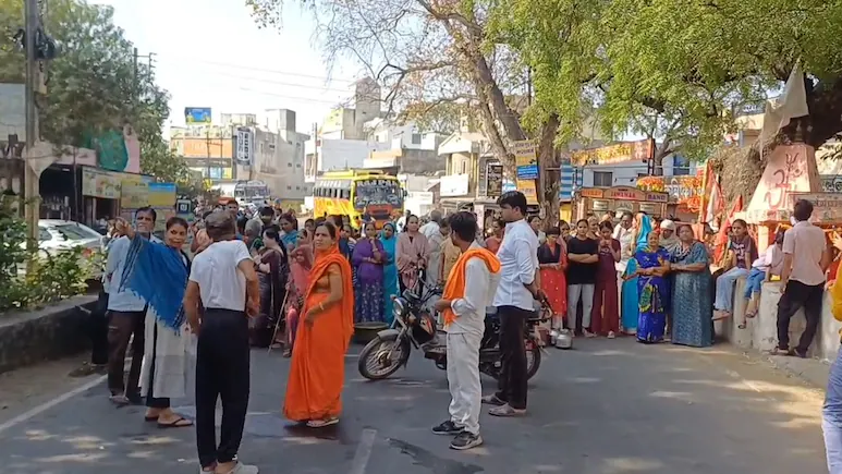 खंडवा में पानी माँगना अब "गुनाह" बन गया है?

पहले तो पानी की व्यवस्था नहीं हुई, और जब जनता ने प्रदर्शन किया तो FIR दर्ज कर दी गई। बाहेती कॉलोनी की महिलाओं ने सिर्फ़ पानी माँगा था, SDM साहब

FIR करने से बेहतर होता कि पानी की व्यवस्था ही करवा देते।

#Khandwa #MP #WaterCrisis