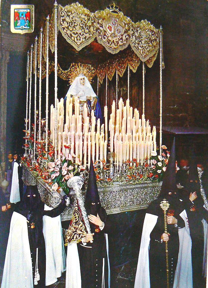 LaPasion7TV's tweet photo. 👉 La @Hdad_Museo recrea hoy un exorno floral que lució la Virgen de las Aguas en 1964.
De la mano de @JaviGrado se recuerda así una donación de la Duquesa de Osuna que volverá a llamar la atención. 
#SSanta7TV https://t.co/6URG8W7crg