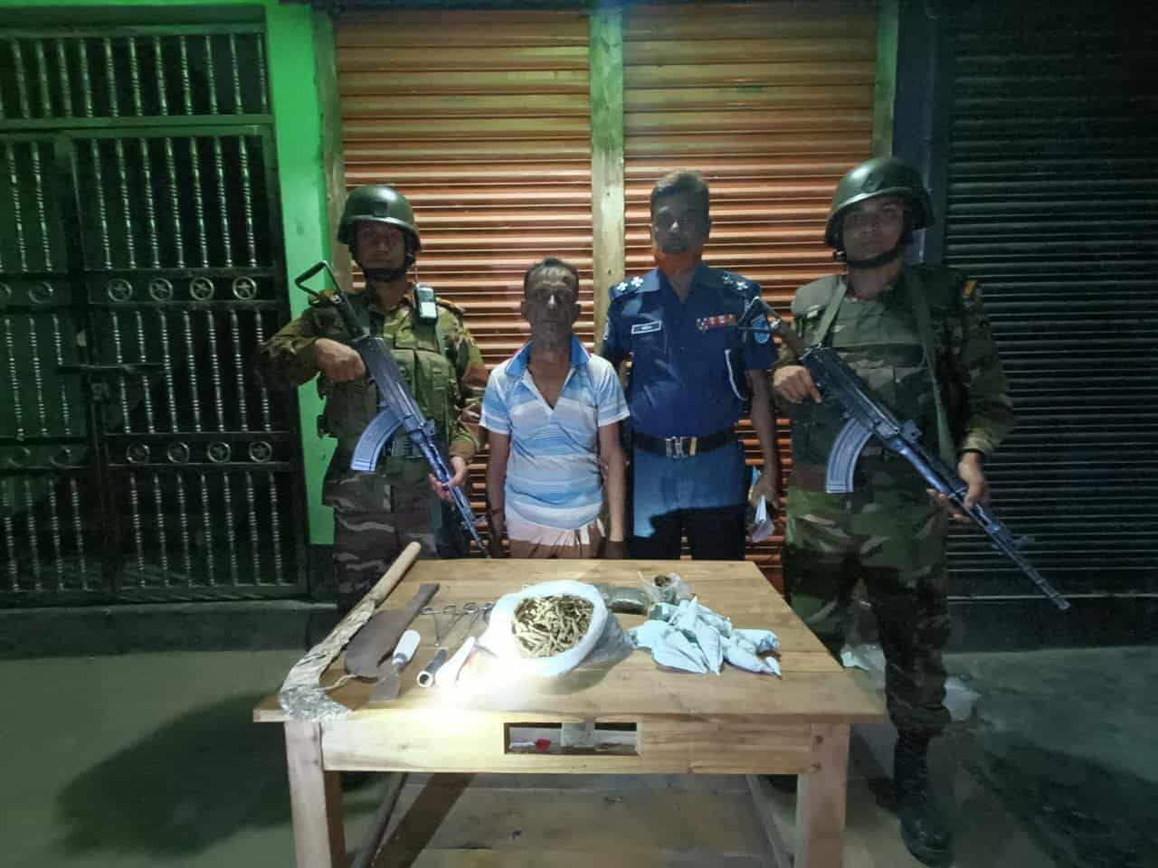 কালিহাতীতে যৌথ বাহিনীর অভিযানে দেশীয় অস্ত্রসহ মাদক ব্যবসায়ী আটক