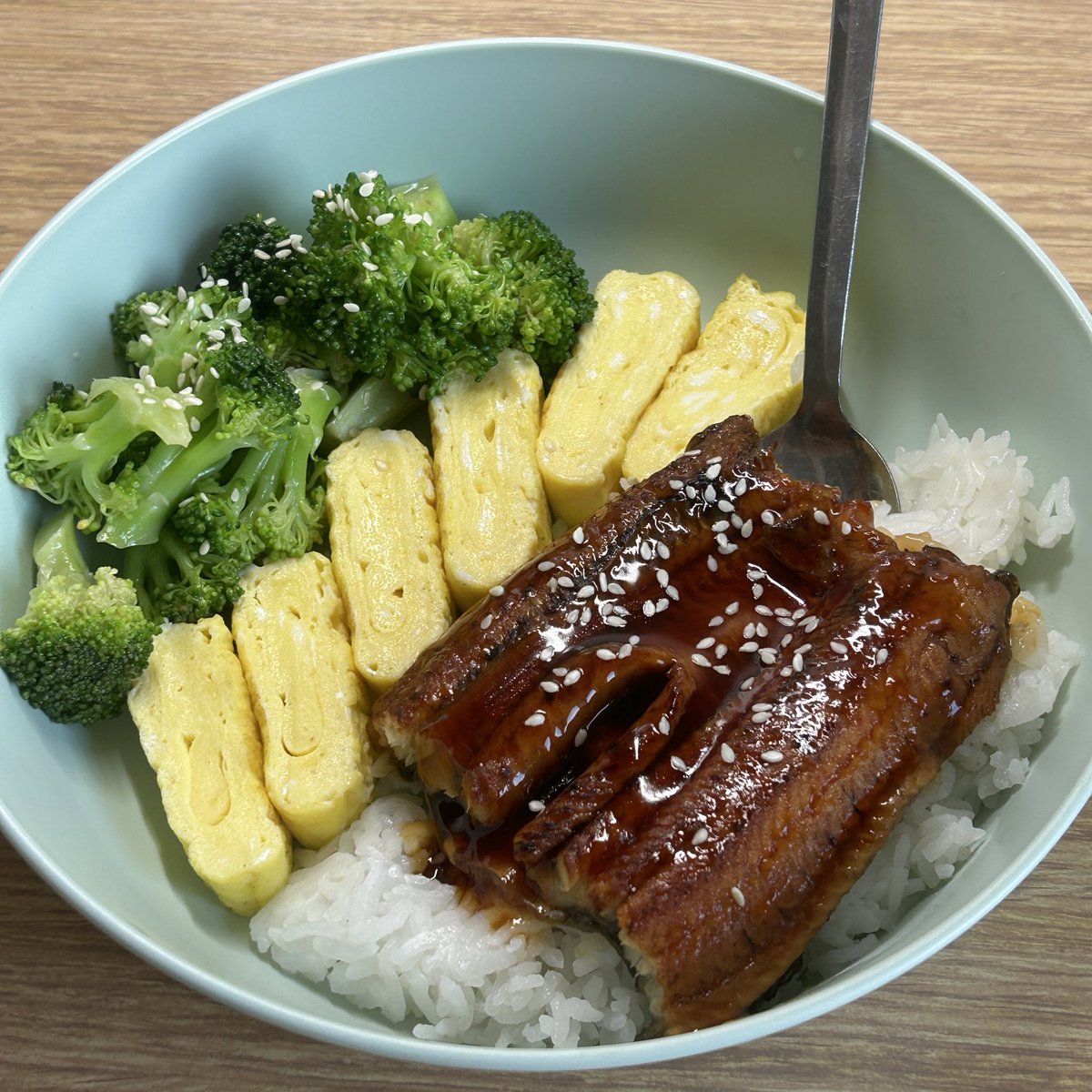 its_cherryzz's tweet photo. 鰻魚飯 https://t.co/616FNJR2uP
