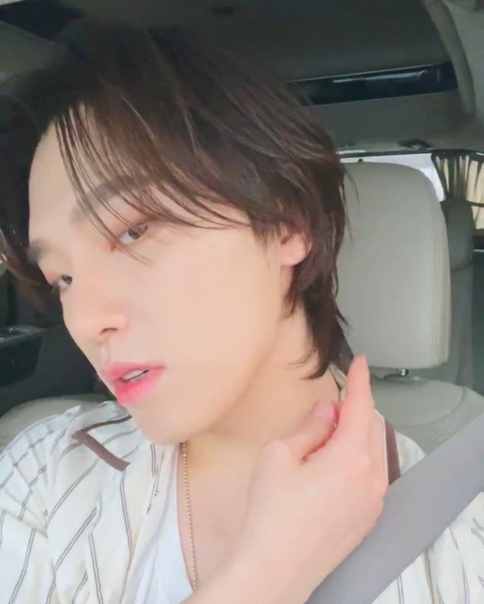 caratstalk's tweet photo. [17s] rambut lagi cuakep2nya malah kepikiran mau botak tentara dia.. dino.. 🥲 https://t.co/TPaawyEs7q
