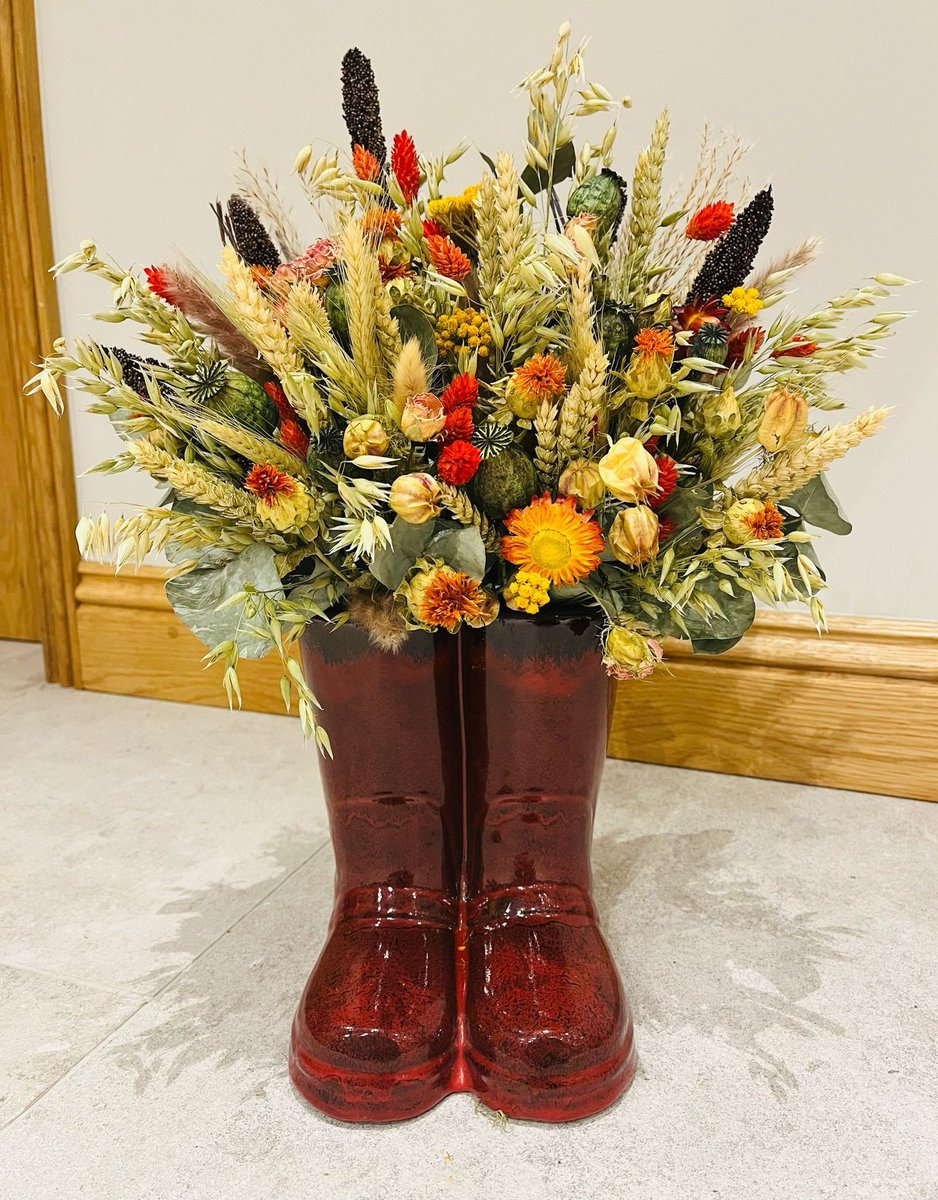 Dried flowers arrangement, in 42 cm ceramic wellies, for a happy customer😍😍
Jayne's Flower Studio 
Llandrindod wells