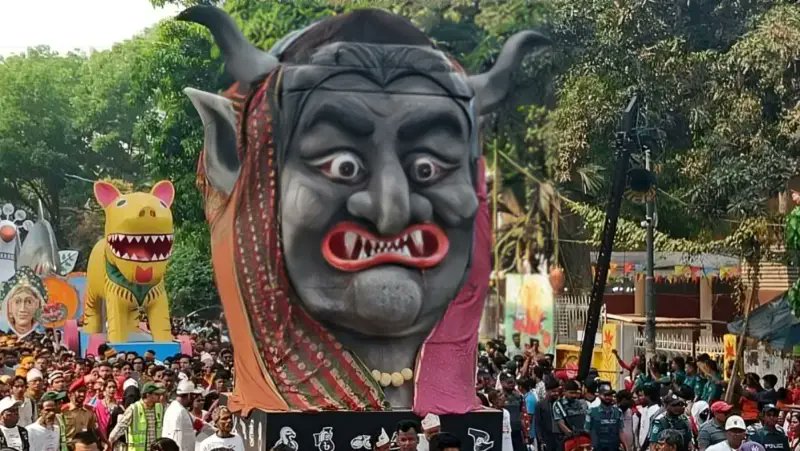 আনন্দ শোভাযাত্রায় ফ্যাসিবাদের মুখাকৃতি